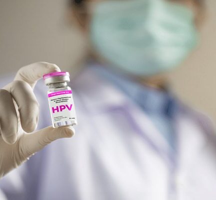 پیشگیری از ابتلا به بیماری HPV؛ غربالگری یا تزریق واکسن؟
