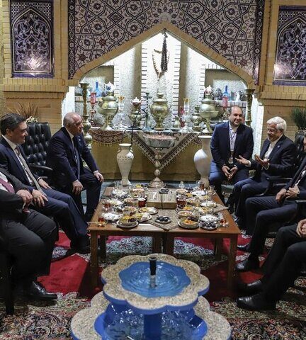 مهمان‌نوازی عارف با چای ایرانی از مقامات حاضر در اجلاس خزر