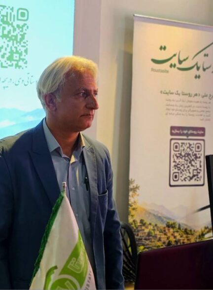حضور دهیار روستای ده‌آباد در ششمین نمایشگاه بین‌المللی توانمندی‌های روستایی و عشایری